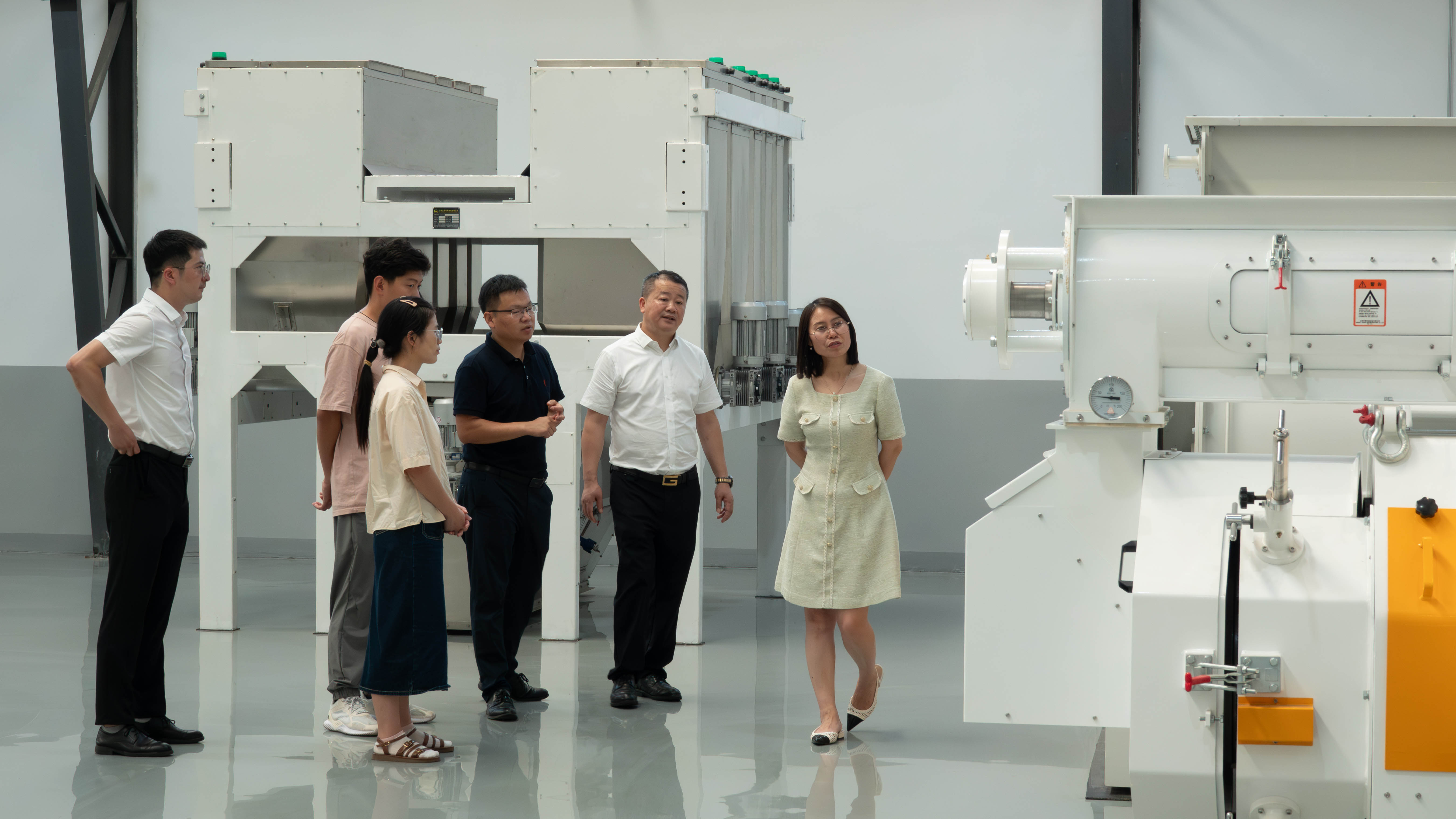 Liu Chunxue, Director of Research Institute of Anyou Group, and his delegation visited CP M&E Group for investigation and exchange.